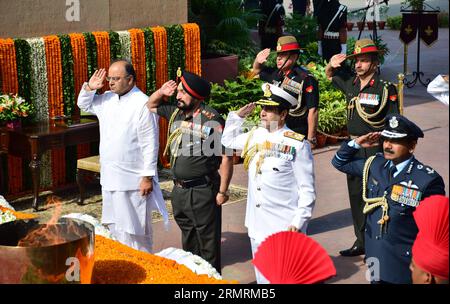 (140726) -- NEU DELHI, 26. Juli 2014 (Xinhua) -- der indische Verteidigungsminister Arun Jaitley (1. L), Armeechef Bikram Singh (2. L), der Marinechef Admiral R. K. Dhowan (3. L) und der Luftschef Arup Raha huldigen am India Gate anlässlich des Jahrestages des Kargil-Konflikts in Neu-Delhi, Indien, 26. Juli 2014. (Xinhua/Partha Sarkar) INDIEN-NEU-DELHI-KARGIL-KONFLIKT-JAHRESTAG PUBLICATIONxNOTxINxCHN Neu-Delhi Juli 26 2014 die indischen Verteidigungsminister von XINHUA Arun 1st l Armeechef General Bikram Singh 2nd l Navy Chief Admiral r K 3rd l und Air Chief Marshal Arup huldigen im Ind Stockfoto