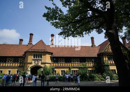 (140726) -- POTSDAM, 26. Juli 2014 (Xinhua) -- Besucher besuchen den Cecilienhof in Potsdam, der Hauptstadt des brandenburgischen Bundesstaates, wo die Potsdamer Proklamation 1945, 26. Juli 2014, erlassen wurde. Am Samstag jährt sich zum 69. Mal die Potsdamer Proklamation vom 26. Juli 1945, in der Japan am Ende des Zweiten Weltkriegs nach seiner kriegsbedingten Aggression die bedingungslose Kapitulation an die Alliierten fordert. (Xinhua/Liu Yinan) DEUTSCHLAND-POTSDAM-POTSDAM PROKLAMATIONSJUBILÄUM PUBLICATIONxNOTxINxCHN Potsdam Juli 26 2014 XINHUA Prominente besuchen das Schloss Cecilienhof in Potsdams Hauptstadt S Bran Stockfoto