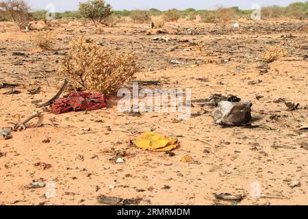 (140726) -- OUAGADOUGOU, 25. Juli 2014 (Xinhua) -- Foto vom 25. Juli 2014 zeigt den Absturzort des Air Algerie-Fluges AH 5017 in der Region Gossi in Mali. Die zweite Black Box des Flugzeugs wurde in der Absturzstelle gefunden, sagte die multidimensionale integrierte Stabilisierungsmission der Vereinten Nationen am Samstag. (Xinhua) MALI-ALGERIEN-FLUGZEUG CRASH-BLACK BOXES-FOUND PUBLICATIONxNOTxINxCHN Ouagadougou Juli 25 2014 XINHUA Foto vom Juli 25 2014 zeigt die ABSTURZSTELLE des Air Algerie-Fluges AH 5017 in der Region Mali S Gossi die zweite Black Box des FLUGZEUGS wurde im Crash Si gefunden Stockfoto