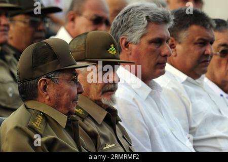 Der Präsident Kubas, Raul Castro(1. L), nimmt am 26. Juli an der Gedenkzeremonie zum Tag der nationalen Rebellion im Mausoleum der Märtyrer in der Stadt Artemisa, Provinz Havanna, Kuba, Teil. 2014. am 26. Juli 1953 begann die kubanische Revolution unter der Führung von Fidel Castro. (Xinhua/Str) KUBA-ARTEMISA-NATIONALE REBELLION TAG-GEDENKEN PUBLICATIONxNOTxINxCHN der Präsident von Kuba Raul Castro 1st l nimmt an der Gedenkfeier des Nationalen Rebellionstages im Mausoleum der Märtyrer in der Artemisa-Stadt Havanna-Provinz Kuba AM 26 2014. Juli Teil, was ANFANG des 26 1953. Juli ist Stockfoto