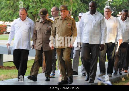 Der Präsident Kubas, Raul Castro(C), trifft in Begleitung des ersten kubanischen Vizepräsidenten Miguel Diaz Canel (2. R) am 26. Juli im Mausoleum der Märtyrer in der Stadt Artemisa, Provinz Havanna, Kuba, zur Gedenkfeier zum Tag der nationalen Rebellion ein; 2014. am 26. Juli 1953 begann die kubanische Revolution unter der Führung von Fidel Castro. (Xinhua/Prensa Latina) KUBA-ARTEMISA-NATIONALE REBELLION TAG-GEDENKEN PUBLICATIONxNOTxINxCHN der Präsident von Kuba Raul Castro C, begleitet von dem ersten kubanischen Vizepräsidenten Miguel Diaz Canel 2 Stockfoto