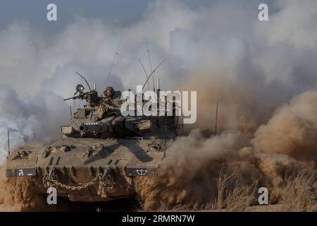 (140728) -- GAZA-GRENZE, 27. Juli 2014 (Xinhua) -- Ein Merkava-Tank rollt am 27. Juli 2014 im Süden Israels nahe der Grenze zu Gaza. Der UN-Sicherheitsrat hat am Montag Israel und die Hamas dringend um einen sofortigen humanitären Waffenstillstand in Gaza gebeten, bei dem in den letzten Wochen mehr als 1.030 Palästinenser und 43 israelische Soldaten getötet wurden. (Xinhua/JINI) ISRAEL-GAZA-VN-SICHERHEITSRAT-HUMANITÄRER WAFFENSTILLSTAND PUBLICATIONxNOTxINxCHN Grenze Gaza Juli 27 2014 XINHUA ein Merkava-Tank Rolls in Südisrael nahe der Grenze zu Gaza AM 27 2014. Juli der VN-Sicherheitsrat AM Montag Stockfoto