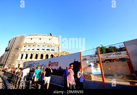 (140728) -- ROM, 28. Juli 2014 (Xinhua) -- Touristen passieren die U-Bahn-Station coliseum von Rom, Linie C, die am 28. Juli 2014 in Rom, Italien, gebaut wird. Der italienische Index des Vertrauens der Unternehmen erreichte am Juli 90,9 Punkte und erreichte seinen höchsten Stand seit August 2011, so die italienische Statistikagentur Istat am Montag. Marktdienstleistungen, Baugewerbe und Einzelhandel gehören zu den optimistischsten Sektoren. (Xinhua/Xu Nizhi) ITALIEN-ROM-BUSINESS-CONFIDENCE-INDEX PUBLICATIONxNOTxINxCHN Rom Juli 28 2014 XINHUA Touristenkarte der U-Bahn-Linie C Wh des Kolosseums von Rom Stockfoto
