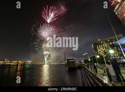 (140728) -- Dubai, 28. Juli 2014 (Xinhua) -- Feuerwerke werden am Dubai Creek gestartet, um die Eid al-Fitr zu feiern und das Ende des Fastenmonats Ramadan in Dubai, Vereinigte Arabische Emirate (VAE), 28. Juli 2014, zu feiern. (Xinhua/Victor Besa) UAE-DUBAI-EID AL-FITR-CELEBRATION PUBLICATIONxNOTxINxCHN Dubai Juli 28 2014 XINHUA Feuerwerk wird am Dubai Creek gestartet, um den Eid Al Fitr zu feiern und das Ende des Fastenmonats Ramadan in Dubai Vereinigte Arabische Emirate VAE Juli 28 2014 XINHUA Victor UAE Dubai Oath Al Fitr Celebration PUNOBLATINNxN Stockfoto