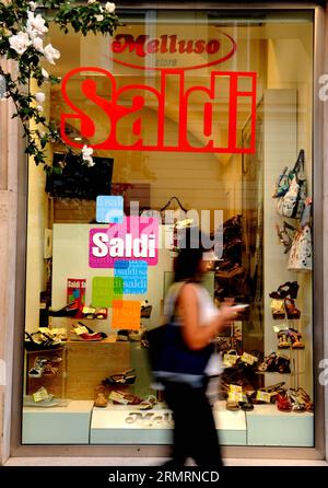 (140728) -- ROM, 28. Juli 2014 (Xinhua) -- Ein Bewohner geht am 28. Juli 2014 an einem Geschäft in Rom, Italien vorbei. Der italienische Index des Vertrauens der Unternehmen erreichte am Juli 90,9 Punkte und erreichte seinen höchsten Stand seit August 2011, so die italienische Statistikagentur Istat am Montag. Marktdienstleistungen, Baugewerbe und Einzelhandel gehören zu den optimistischsten Sektoren. (Xinhua/Xu Nizhi) ITALIEN-ROM-BUSINESS-CONFIDENCE-INDEX PUBLICATIONxNOTxINxCHN Rom Juli 28 2014 XINHUA A Resident Pass by a Shop in Rom Italien AM 28 2014. Juli erreichte der italienische Business Confidence Index 90 9 Punkte, was ha Stockfoto