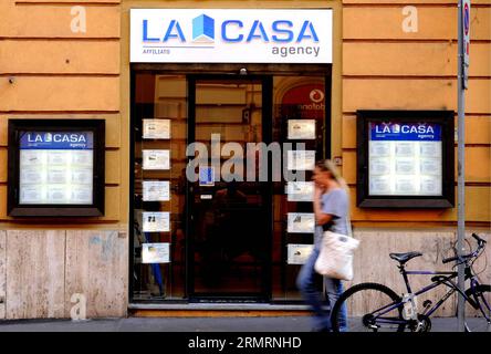 (140728) -- ROM, 28. Juli 2014 (Xinhua) -- Ein Resident geht am 28. Juli 2014 an einer Immobilienagentur in Rom, Italien vorbei. Der italienische Index des Vertrauens der Unternehmen erreichte am Juli 90,9 Punkte und erreichte seinen höchsten Stand seit August 2011, so die italienische Statistikagentur Istat am Montag. Marktdienstleistungen, Baugewerbe und Einzelhandel gehören zu den optimistischsten Sektoren. (Xinhua/Xu Nizhi) ITALIEN-ROM-BUSINESS-CONFIDENCE-INDEX PUBLICATIONxNOTxINxCHN Rom Juli 28 2014 XINHUA ein Resident Pass einer Immobilienagentur in Rom Italien erreichte AM 28 2014. Juli den italienischen Business Confidence Index Stockfoto