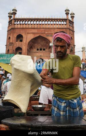 (140729) -- DELHI, 29. Juli 2014 (Xinhua) -- ein indischer muslimischer Händler macht Essen außerhalb der Jama Masjid während des Eid al-Fitr Festivals in Alt-Delhi, Indien, 29. Juli 2014. Indische Muslime feiern das Eid al-Fitr-Festival, das das Ende des islamischen heiligen Monats Ramadan markiert. (Xinhua/Zheng Huansong) INDIEN-DELHI-EID AL-FITR PUBLICATIONxNOTxINxCHN Delhi Juli 29 2014 XINHUA an indische muslimische Händler macht Essen außerhalb der Jama Masjid während des Oath Al Fitr Festivals in Alt-Delhi Indien Juli 29 2014 Indische Muslime feiern das Oath Al Fitr Festival, welches das Ende des islamischen Heiligen Monats markiert Stockfoto