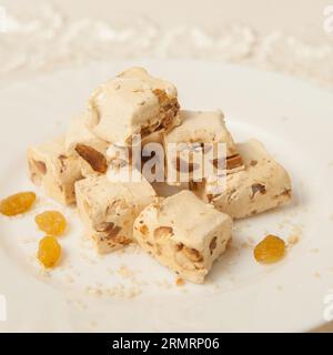 türkisches Dessert rahat lokum mit Nüssen auf einem Teller Stockfoto