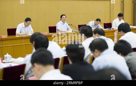 (140730) -- PEKING, 30. Juli 2014 -- Liu Qibao (2. L, zurück), Mitglied des Politbüros des Zentralkomitees der Kommunistischen Partei Chinas (KPCh) und des Sekretariats des Zentralkomitees der KPCh, er ist auch Leiter der Öffentlichkeitsabteilung des Zentralkomitees der KPCh und nimmt am 30. Juli 2014 an einem Symposium zum Thema Glaubwürdigkeitsaufbau in Peking, China, Teil. (hdt) CHINA-BEIJING-LIU QIBAO-SYMPOSIUM (CN) HuangxJingwen PUBLICATIONxNOTxINxCHN Peking Juli 30 2014 Liu Qibao 2. L zurück ein Mitglied des Politbüros des Zentralkomitees der Kommunistischen Partei Chinas (KPCh) und des Sekretariats des Cent der KPCh Stockfoto