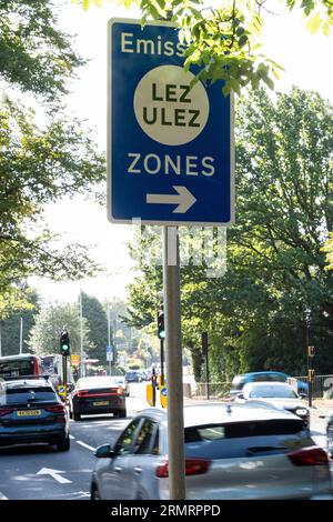 London, Großbritannien. 30. August 2023. Beschilderung für die Ultra Low Emission Zone (ULEZ) in Northwood, Nordwest-London, nachdem die Zone am 29. August um die äußeren Londoner Stadtteile erweitert wurde, um ganz Greater London abzudecken. Kritiker der Regelung argumentieren, dass die Kosten der täglichen Gebühr von 12,50 £, die eine große Anzahl von Fahrzeugen betreffen, die nicht den Vorschriften entsprechen, sich auf Arbeitsplätze auswirken werden, und dass Zuschüsse, die angeboten werden, um solche Fahrzeuge zu ersetzen, nicht ausreichen, insbesondere da die Lebenshaltungskosten weiter anhalten. Quelle: Stephen Chung / Alamy Live News Stockfoto