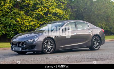 Whittlebury, Northants, UK - 27. August 2023: 2019 Maserati Ghibli Auto fährt auf einer englischen Landstraße Stockfoto