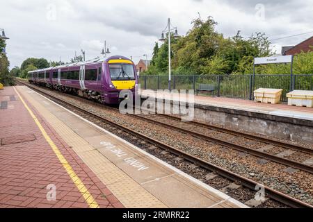 East Midlands Railway Regional Type British Rail Class 170 TurboStar Diesel-Triebzug am Bahnhof Creswell. Stockfoto