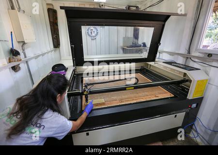 Bambus-Strohhalme-Herstellungsverfahren im sozialen Unternehmen: Bantayan Bamboo Innovation Workshop. Kunststoffstroh nachhaltige Alternative, umweltfreundlich Stockfoto