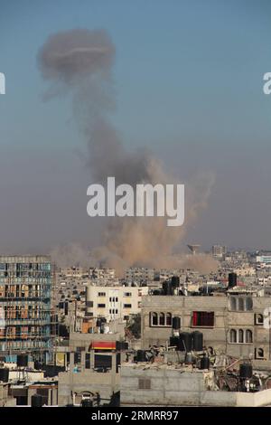 (140801) -- GAZA, 1. August 2014 -- Rauch steigt nach israelischen Luftangriffen in Rafah, südlicher Gazastreifen, 1. August 2014. Ein 72-stündiger humanitärer Waffenstillstand zwischen Israel und palästinensischen militanten Gruppen im Gazastreifen brach am 1. August weniger als drei Stunden nach seinem Inkrafttreten zusammen, wobei im Süden der Enklave mindestens 35 Palästinenser getötet wurden. ) MIDEAST-GAZA-LUFTANGRIFF KhaledxOmar PUBLICATIONxNOTxINxCHN Gaza 1. August 2014 Rauch steigt nach israelischen Luftangriffen in Rafah südlicher GAZASTREIFEN 1. August 2014 eine 72-stündige humanitäre Waffenruhe zwischen Israel und PALÄSTINENSISCHEN militanten Gruppen im GAZASTREIFEN br Stockfoto