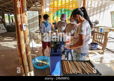 Bambus-Strohhalme-Herstellungsverfahren im sozialen Unternehmen: Bantayan Bamboo Innovation Workshop. Kunststoffstroh nachhaltige Alternative, umweltfreundlich Stockfoto