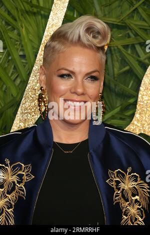 London, Großbritannien. Dezember 2017. Pink nimmt an den Fashion Awards 2017 in der Royal Albert Hall in London Teil. (Foto: Fred Duval/SOPA Images/SIPA USA) Credit: SIPA USA/Alamy Live News Stockfoto