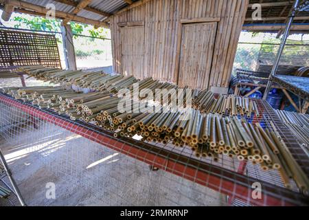 Bambus-Strohhalme-Herstellungsverfahren im sozialen Unternehmen: Bantayan Bamboo Innovation Workshop. Kunststoffstroh nachhaltige Alternative, umweltfreundlich Stockfoto