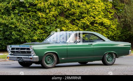 Whittlebury, Northants, UK - 27. August 2023: 1967 grüner Ford Fairlane-Wagen, der auf einer englischen Landstraße fährt Stockfoto