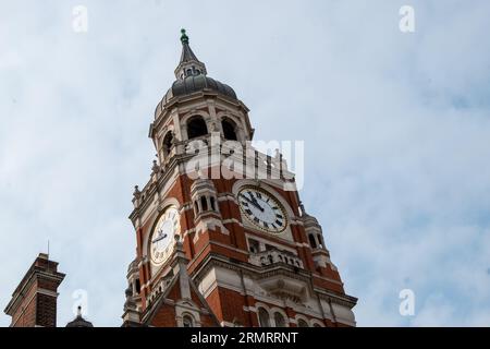 CROYDON, LONDON – 29. AUGUST 2023: Croydon Town Hall – ratsgebäude in der Katharine Street, Croydon, das als Hauptquartier für Croydon London dient Stockfoto