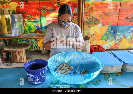 Bambus-Strohhalme-Herstellungsverfahren im sozialen Unternehmen: Bantayan Bamboo Innovation Workshop. Kunststoffstroh nachhaltige Alternative, umweltfreundlich Stockfoto