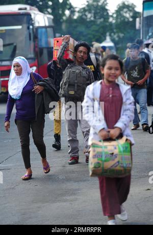 Nach dem muslimischen Festival von Eid al-Fitr an einer Bushaltestelle in Jakarta, Indonesien, am 2. August 2014, kommen die Menschen mit ihrem hab und gut aus ihrer Heimatstadt zurück. Nach der Eid al-Fitr-Feier in den Heimatorten kehren Tausende von Menschen zur Arbeit nach Jakarta zurück. ) (Djj) INDONESIA-JAKARTA-EID AL-FITR Zulkarnain PUBLICATIONxNOTxINxCHN Prominente tragen ihre Zugehörigkeit bei der Rückkehr aus der Heimatstadt nach dem muslimischen Festival des Eid Al Fitr an einer Bushaltestelle in Jakarta Indonesien 2. August 2014 nach dem Eid Al Fitr Celebration in Tausenden von Prominenten kehren nach Jakarta für Arbeit Indonesien Jakarta zurück Eid Al Fit Stockfoto