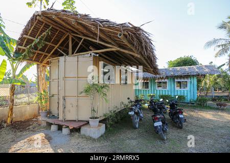 Bambus-Strohhalme-Herstellungsverfahren im sozialen Unternehmen: Bantayan Bamboo Innovation Workshop. Kunststoffstroh nachhaltige Alternative, umweltfreundlich Stockfoto