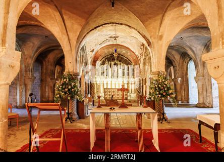 Canterbury, UK-20. Mai 2023: Altar der Krypta der Kathedrale von Canterbury, erbaut 1100, liegt unter dem Chor. Die Kathedrale von Canterbury in Kent ist eine Stockfoto