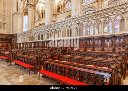 Canterbury, UK-20. Mai 2023: Holzchor in der Kathedrale von Canterbury in Kent. Eine der ältesten und berühmtesten christlichen Kirchen in Großbritannien. Sein Erzbischof Stockfoto