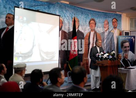 (140803) -- KABUL, 3. August 2014 -- Nasrullah Baryali Arsalai (3. R), Mitglied des Wahlkampfteams des afghanischen Präsidentschaftskandidaten Abdullah Abdullah, spricht auf einer Pressekonferenz in Kabul, Afghanistan, 3. August 2014. Das Team des afghanischen Präsidentschaftskandidaten Abdullah Abdullah beschuldigte am Sonntag den zweiten Vizepräsidenten Mohammad Karim Khalili, Abdullahs Gegner im Rennen Ashraf Ghani Ahmadzai auf der Seite zu stehen und an Wahlbetrug beteiligt zu sein. ) (Djj) AFGHANISTAN-KABUL-WAHLBETRUG-ANKLAGE AhmadxMassoud PUBLICATIONxNOTxINxCHN Kabul 3. August 2014 Nasrullah Baryali 3. R Mitglied der afghanischen Presidentia Stockfoto