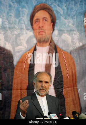 (140803) -- KABUL, 3. August 2014 -- Nasrullah Baryali Arsalai, Mitglied des Wahlkampfteams des afghanischen Präsidentschaftskandidaten Abdullah Abdullah, spricht auf einer Pressekonferenz in Kabul, Afghanistan, 3. August 2014. Das Team des afghanischen Präsidentschaftskandidaten Abdullah Abdullah beschuldigte am Sonntag den zweiten Vizepräsidenten Mohammad Karim Khalili, Abdullahs Gegner im Rennen Ashraf Ghani Ahmadzai auf der Seite zu stehen und an Wahlbetrug beteiligt zu sein. ) (Djj) AFGHANISTAN-KABUL-WAHLBETRUG-ANKLAGE AhmadxMassoud PUBLICATIONxNOTxINxCHN Kabul 3. August 2014 Nasrullah Baryali, Mitglied des afghanischen Präsidentschaftskandidaten ab Stockfoto