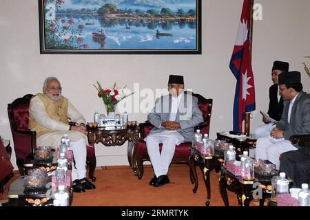 Nepals Präsident RAM Baran Yadav (2. L) trifft sich am 4. August 2014 mit dem indischen Premierminister Narendra Modi (L) im Büro des Präsidenten von Shital Niwas in Kathmandu, Nepal. Der indische Premierminister Narendra Modi kam am Sonntag zu einem zweitägigen Staatsbesuch auf Einladung seines nepalesischen Amtskollegen Sushil Koirala. Modi war der erste Besuch eines indischen Premierministers für bilaterale Gespräche, seit Inder Kumar Gujral 1997 Nepal als indischer Premierminister besuchte. (Zjy) NEPAL-KATHMANDU-INDIEN-PM-VISIT SunilxSharma PUBLICATIONxNOTxINxCHN der nepalesische Präsident RAM Baran Yadav 2. L trifft sich mit Ind Stockfoto