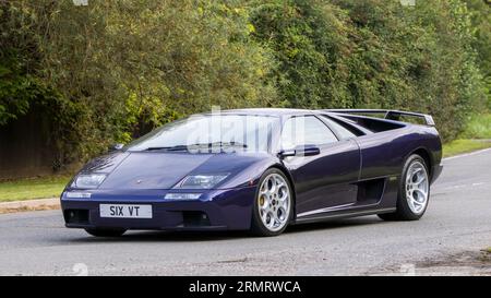 Whittlebury, Northants, UK - 27. August 2023: 2002 LAMBORGHINI DIABLO Auto fährt auf einer englischen Landstraße Stockfoto