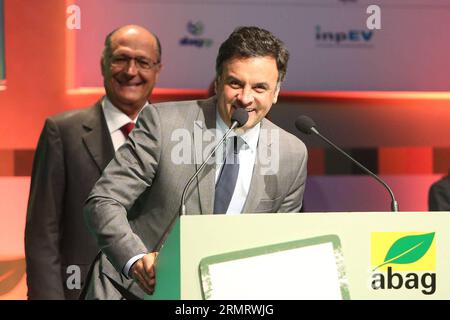 (140804) -- SAO PAULO, 4. Aug. 2014 -- Aecio Neves (Front), Präsidentschaftskandidat der brasilianischen Sozialdemokratischen Partei (PSDB), nimmt am 4. Aug. 2014 an einer Agrarwirtschaftskonferenz in Sao Paulo (Brasilien) Teil. Aecio Neves ist der wichtigste Oppositionskandidat gegen die amtierende brasilianische Präsidentin Dilma Rousseff, ebenfalls Präsidentschaftskandidat der Arbeiterpartei (PT), bei den Präsidentschaftswahlen im Oktober in Brasilien. (jp) (ah) BRASILIEN-SAO PAULO-POLITICS-ELECTIONS-KANDIDAT e RahelxPatrasso PUBLICATIONxNOTxINxCHN Sao Paulo 4. August 2014 Aecio Neves Front Presidential Candidate of Brazilian Social de Stockfoto