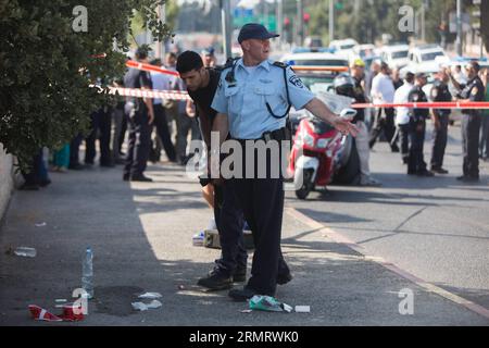 (140804) -- JERUSALEM, 4. Aug. 2014 -- israelische Sicherheitspersonen sehen die Szene, in der ein Mann, der auf einem Motorrad reitet, am 4. Aug. 2014 das Feuer auf den Soldaten eröffnete, der auf einer Anhalter-Station in der Nähe des Mount Scopus Campus der Hebräischen Universität von Jerusalem saß. Ein israelischer Soldat wurde am Montag bei einem mutmaßlichen nationalistisch motivierten Angriff in Israels Jerusalem erschossen und schwer verletzt, teilte die örtliche Polizei Xinhua mit. MIDEAST-JERUSALEM-SCHIESSANGRIFF JINI PUBLICATIONxNOTxINxCHN Jerusalem 4. August 2014 israelisches Sicherheitspersonal Sehen Sie sich die Szene an, in der ein AUF einem Motorrad fahrender Mann das Feuer AUF den Soldie eröffnete Stockfoto