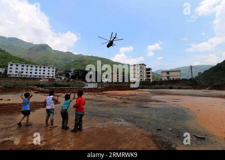 (140805) -- LUDIAN, 5. August 2014 -- Ein Hubschrauber, der verletzte Personen transportiert, verlässt nach dem Transport von Hilfsgütern nach Longtoushan im Ludian County, Provinz Yunnan im Südwesten Chinas, 5. August 2014. Mindestens 398 Menschen wurden getötet, nachdem ein Erdbeben der Stärke 6,5 die Provinz am Sonntagnachmittag erschütterte. ) (Ry) CHINA-YUNNAN-EARTHQUAKE-RESCUE(CN) XingxGuangli PUBLICATIONxNOTxINxCHN 5. August 2014 ein Hubschrauber, der verletzte BERÜHMTHEITEN nach dem Transport von Hilfsmaterial nach der Stadt Südwest-China, Provinz S Yunnan, 5. August 2014 trägt, wurden mindestens BERÜHMTHEITEN nach 6 GETÖTET Stockfoto