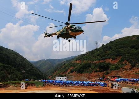 (140805) -- LUDIAN, 5. August 2014 -- Ein Hubschrauber kommt an, um verletzte Personen und Hilfsmaterial in der Stadt Longtoushan im Ludian County, südwestchinesische Provinz Yunnan, 5. August 2014 zu transportieren. Mindestens 398 Menschen wurden getötet, nachdem ein Erdbeben der Stärke 6,5 die Provinz am Sonntagnachmittag erschütterte. ) (Ry) CHINA-YUNNAN-ERDBEBEN-RETTUNG(CN) XingxGuangli PUBLICATIONxNOTxINxCHN 5. August 2014 ein Hubschrauber kommt an, um verletzte Prominente und Hilfsmaterial in der Stadt Südwest-China, Provinz S Yunnan, 5. August 2014, zu übertragen. Mindestens Prominente wurden nach einem Earthquak der Stärke 6 5 GETÖTET Stockfoto