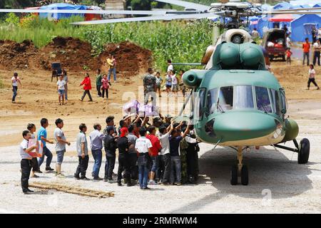 (140805) -- LUDIAN, 5. August 2014 -- Ein Hubschrauber kommt an, um verletzte Personen und Hilfsmaterial in der Stadt Longtoushan im Ludian County, südwestchinesische Provinz Yunnan, 5. August 2014 zu transportieren. Mindestens 398 Menschen wurden getötet, nachdem ein Erdbeben der Stärke 6,5 die Provinz am Sonntagnachmittag erschütterte. ) (Ry) CHINA-YUNNAN-ERDBEBEN-RETTUNG(CN) XingxGuangli PUBLICATIONxNOTxINxCHN 5. August 2014 ein Hubschrauber kommt an, um verletzte Prominente und Hilfsmaterial in der Stadt Südwest-China, Provinz S Yunnan, 5. August 2014, zu übertragen. Mindestens Prominente wurden nach einem Earthquak der Stärke 6 5 GETÖTET Stockfoto