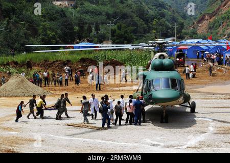 (140805) -- LUDIAN, 5. August 2014 -- Ein Hubschrauber kommt an, um verletzte Personen und Hilfsmaterial in der Stadt Longtoushan im Ludian County, südwestchinesische Provinz Yunnan, 5. August 2014 zu transportieren. Mindestens 398 Menschen wurden getötet, nachdem ein Erdbeben der Stärke 6,5 die Provinz am Sonntagnachmittag erschütterte. ) (Ry) CHINA-YUNNAN-ERDBEBEN-RETTUNG(CN) XingxGuangli PUBLICATIONxNOTxINxCHN 5. August 2014 ein Hubschrauber kommt an, um verletzte Prominente und Hilfsmaterial in der Stadt Südwest-China, Provinz S Yunnan, 5. August 2014, zu übertragen. Mindestens Prominente wurden nach einem Earthquak der Stärke 6 5 GETÖTET Stockfoto