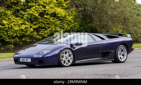 Whittlebury, Northants, UK - 27. August 2023: 2002 LAMBORGHINI DIABLO Auto fährt auf einer englischen Landstraße Stockfoto