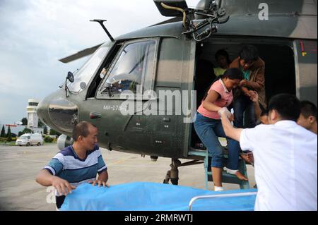 (140805) -- LUDIAN, 5. August 2014 -- Rettungskräfte bringen Verletzte mit einem Hubschrauber in die Longtoushan Township des Ludian County, Provinz Yunnan im Südwesten Chinas, 5. August 2014. Nach dem Erdbeben der Stärke 6,5 in Ludian wurde ein Luftrettungskanal eröffnet. (hpj) CHINA-YUNNAN-LUDIAN-AERIAL Rescue CHANNEL(CN) TaoxLiang PUBLICATIONxNOTxINxCHN 5. August 2014 Rescue Transfer verletzte Prominente durch einen Hubschrauber in der Gemeinde County Südwest China S Yunnan Province 5. August 2014 zum Aerial Rescue Channel, was nach dem Erdbeben der Stärke 6 5 in China Yunnan APUBL eröffnet wurde Stockfoto