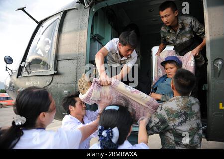 (140805) -- LUDIAN, 5. August 2014 -- Rettungskräfte bringen Verletzte mit einem Hubschrauber in die Longtoushan Township des Ludian County, Provinz Yunnan im Südwesten Chinas, 5. August 2014. Nach dem Erdbeben der Stärke 6,5 in Ludian wurde ein Luftrettungskanal eröffnet. (hpj) CHINA-YUNNAN-LUDIAN-AERIAL Rescue CHANNEL(CN) TaoxLiang PUBLICATIONxNOTxINxCHN 5. August 2014 Rescue Transfer verletzte Prominente durch einen Hubschrauber in der Gemeinde County Südwest China S Yunnan Province 5. August 2014 zum Aerial Rescue Channel, was nach dem Erdbeben der Stärke 6 5 in China Yunnan APUBL eröffnet wurde Stockfoto