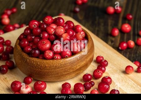 Rote wilde Cranberrys bedeckt mit Wassertropfen, frische reife Cranberrys mit Tropfen reinen Wassers Stockfoto