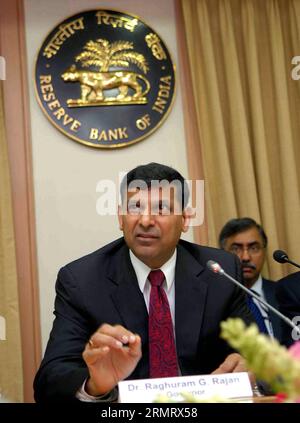 (140805) -- MUMBAI, 5. August 2014 -- Indiens Zentralbank Reserve Bank of India Gouverneur Raghuram Rajan spricht während einer Pressekonferenz in Mumbai, Indien, 5. August 2014. Indiens Zentralbank sagt, dass sie selbst in der Monsunsaison, die für die Landwirtschaft von entscheidender Bedeutung ist, Anzeichen einer Erholung in Asiens drittgrößter Wirtschaft sieht. Die RBI hielt den Repo-Satz am Dienstag erwartungsgemäß unverändert bei 8 Prozent und senkte die gesetzliche Liquiditätsquote (SLR) um 50 Basispunkte (0,50 Prozent) auf 22 Prozent. ) INDIEN-MUMBAI-PRESSEKONFERENZ Stringer PUBLICATIONxNOTxINxCHN Mumbai 5. August 2014 India S Central Bank Reserve Ba Stockfoto
