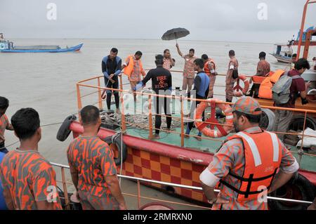 (140806) -- MAWA, 6. August 2014 -- das Rettungsteam von Bangladesch durchsucht den Standort im Wasser zwei Tage nach dem Unfall der Fähre auf dem Padma-Fluss im Bezirk Munshiganj, etwa 37 km von der Hauptstadt Dhaka, Bangladesch, 6. August 2014. Die Zahl der Todesopfer der Fähre am Montag in Bangladeschs zentralem Bezirk Munshiganj ist am Mittwochmorgen auf 11 gestiegen, nachdem weitere sieben Leichen weit weg von dem Ort, an dem das Schiff mit etwa 250 Passagieren an Bord sank, abgeholt wurden, sagte die Polizei. ) (lmz) BANGLADESCH-DHAKA-FÄHRE-UNFALL SharifulxIslam PUBLICATIONxNOTxINxCHN Mawa 6. August 2014 Banglade Stockfoto