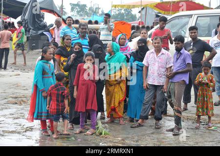 (140806) -- MAWA, 6. August 2014 -- Bangladeshi-Menschen warten zwei Tage nach dem Fährunfall im Bezirk Munshiganj, etwa 37 km von der Hauptstadt Dhaka, Bangladesch, 6. August 2014 auf Leichen von Opfern am Ufer des Padma-Flusses. Die Zahl der Todesopfer der Fähre am Montag in Bangladeschs zentralem Bezirk Munshiganj ist am Mittwochmorgen auf 11 gestiegen, nachdem weitere sieben Leichen weit weg von dem Ort, an dem das Schiff mit etwa 250 Passagieren an Bord sank, abgeholt wurden, sagte die Polizei. ) (lmz) BANGLADESCH-DHAKA-FÄHRE-UNFALL SharifulxIslam PUBLICATIONxNOTxINxCHN Mawa 6. August 2014 Bangladeshi Celebrit Stockfoto