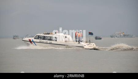 (140806) -- MAWA, 6. August 2014 -- das Rettungsteam von Bangladesch durchsucht den Standort im Wasser zwei Tage nach dem Unfall der Fähre auf dem Padma-Fluss im Bezirk Munshiganj, etwa 37 km von der Hauptstadt Dhaka, Bangladesch, 6. August 2014. Die Zahl der Todesopfer der Fähre am Montag in Bangladeschs zentralem Bezirk Munshiganj ist am Mittwochmorgen auf 11 gestiegen, nachdem weitere sieben Leichen weit weg von dem Ort, an dem das Schiff mit etwa 250 Passagieren an Bord sank, abgeholt wurden, sagte die Polizei. ) (lmz) BANGLADESCH-DHAKA-FÄHRE-UNFALL SharifulxIslam PUBLICATIONxNOTxINxCHN Mawa 6. August 2014 Banglade Stockfoto