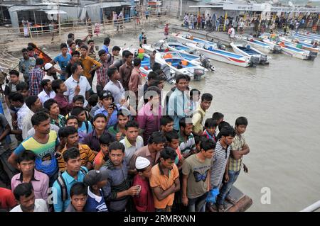 (140806) -- MAWA, 6. August 2014 -- Bangladeshi-Menschen warten zwei Tage nach dem Fährunfall im Bezirk Munshiganj, etwa 37 km von der Hauptstadt Dhaka, Bangladesch, 6. August 2014 auf Leichen von Opfern am Ufer des Padma-Flusses. Die Zahl der Todesopfer der Fähre am Montag in Bangladeschs zentralem Bezirk Munshiganj ist am Mittwochmorgen auf 11 gestiegen, nachdem weitere sieben Leichen weit weg von dem Ort, an dem das Schiff mit etwa 250 Passagieren an Bord sank, abgeholt wurden, sagte die Polizei. ) (lmz) BANGLADESCH-DHAKA-FÄHRE-UNFALL SharifulxIslam PUBLICATIONxNOTxINxCHN Mawa 6. August 2014 Bangladeshi Celebrit Stockfoto