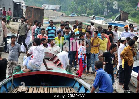 (140806) -- MAWA, 6. August 2014 -- Bangladeshi-Menschen warten zwei Tage nach dem Fährunfall im Bezirk Munshiganj, etwa 37 km von der Hauptstadt Dhaka, Bangladesch, 6. August 2014 auf Leichen von Opfern am Ufer des Padma-Flusses. Die Zahl der Todesopfer der Fähre am Montag in Bangladeschs zentralem Bezirk Munshiganj ist am Mittwochmorgen auf 11 gestiegen, nachdem weitere sieben Leichen weit weg von dem Ort, an dem das Schiff mit etwa 250 Passagieren an Bord sank, abgeholt wurden, sagte die Polizei. ) (lmz) BANGLADESCH-DHAKA-FÄHRE-UNFALL SharifulxIslam PUBLICATIONxNOTxINxCHN Mawa 6. August 2014 Bangladeshi Celebrit Stockfoto