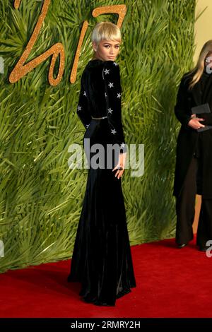 London, Großbritannien. Dezember 2017. Zendaya nimmt an den Fashion Awards 2017 in der Royal Albert Hall in London Teil. (Foto: Fred Duval/SOPA Images/SIPA USA) Credit: SIPA USA/Alamy Live News Stockfoto