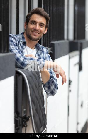 Stabiler Junge, der glücklich in Stall posiert Stockfoto